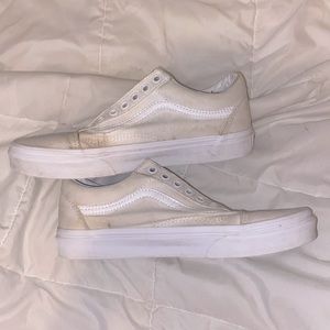 White off the wall low top vans flat bottom skating shoes.